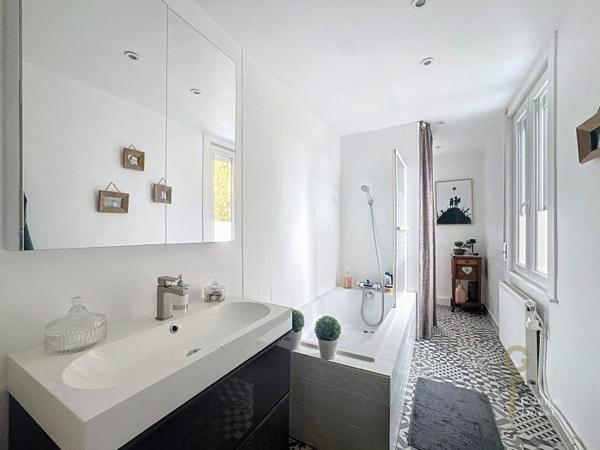 Maison mitoyenne 2 côtés La Madeleine Secteur La Madeleine 133 m²