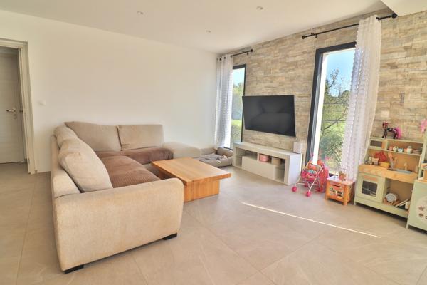 Saint Maximin: maison T4 116m2 - 2000m2 - sous sol 130m2