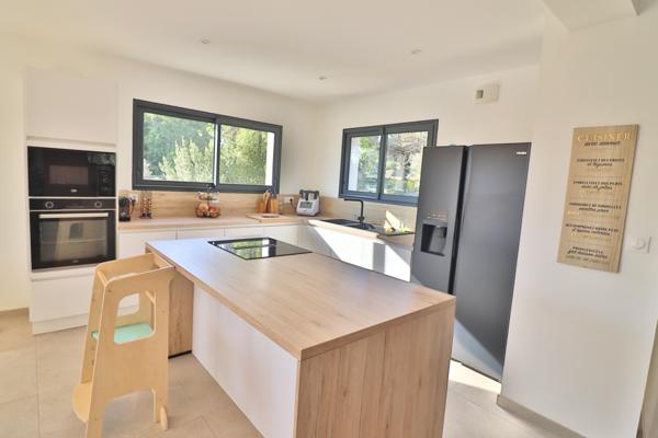 Saint Maximin: maison T4 116m2 - 2000m2 - sous sol 130m2