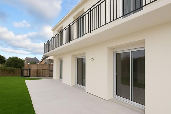 Maison de ville avec jardin.