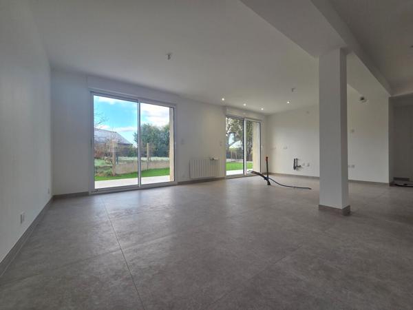 Maison de ville avec jardin.