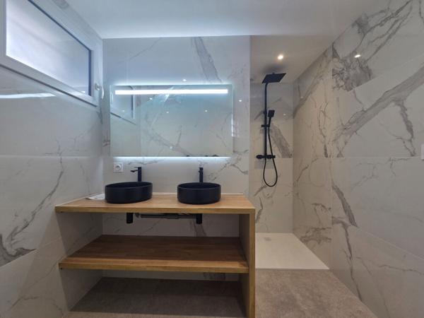 Maison de ville avec jardin.