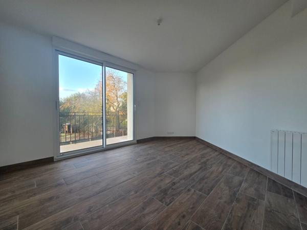 Maison de ville avec jardin.