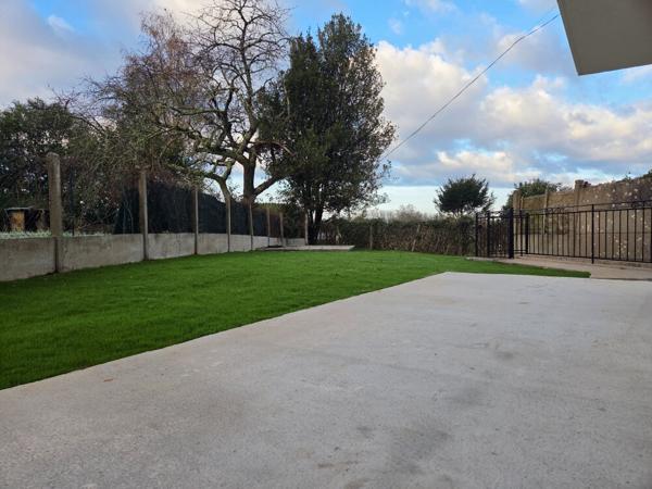 Maison de ville avec jardin.