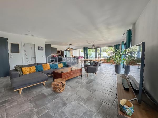 Certaines maisons se visitent. D’autres se vivent.

Dès l’ouverture de la porte, les volumes impressionnent. La lumière circule naturellement dans une spectaculaire pièce de vie d’environ 75 m², où cuisine, salon et séjour se prolongent harmonieusement dans un esprit contemporain, chaleureux et convivial.

Pensée pour une véritable vie de famille, la maison offre également une vraie vie de plain-pied avec une première suite parentale, un vestiaire, des toilettes indépendantes et un grand garage.

À l’étage, chacun profite de son intimité :

• une seconde suite parentale avec dressing, salle de bains et accès à une grande terrasse exposée sud-ouest face aux champs ;
• une vaste chambre avec sa salle d’eau privative ;
• deux chambres supplémentaires disposant chacune de leur propre salle d’eau ;
• des combles aménagés offrant un espace supplémentaire pouvant s’adapter à vos besoins (bureau, salle de jeux, chambre d’appoint…).

Au total, 5 chambres et 5 salles d’eau, une configuration idéale pour une grande famille, une famille recomposée ou pour recevoir famille et amis dans les meilleures conditions.

À l’extérieur, tout est réuni pour profiter pleinement des beaux jours : une grande piscine, plusieurs espaces de détente, un coin repas et un espace lounge créent une véritable atmosphère de vacances à domicile.

Construite en 2021, cette villa bénéficie de prestations actuelles :
✔️ Climatisation gainable au rez-de-chaussée.
✔️ Climatisation par splits à l’étage.
✔️ Menuiseries aluminium et PVC avec double vitrage, dont certaines baies à galandage.
✔️ Excellente performance énergétique (DPE : AA).

À quelques minutes seulement des commerces, des écoles, des transports et des principaux accès, cette maison réunit architecture contemporaine, volumes généreux et qualité de vie au quotidien.

Une visite suffira pour comprendre ce qui la rend différente.

📞 Pour tout renseignement complémentaire ou organiser une visite, contactez-moi directement.