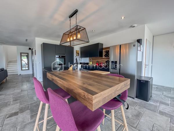 Certaines maisons se visitent. D’autres se vivent.

Dès l’ouverture de la porte, les volumes impressionnent. La lumière circule naturellement dans une spectaculaire pièce de vie d’environ 75 m², où cuisine, salon et séjour se prolongent harmonieusement dans un esprit contemporain, chaleureux et convivial.

Pensée pour une véritable vie de famille, la maison offre également une vraie vie de plain-pied avec une première suite parentale, un vestiaire, des toilettes indépendantes et un grand garage.

À l’étage, chacun profite de son intimité :

• une seconde suite parentale avec dressing, salle de bains et accès à une grande terrasse exposée sud-ouest face aux champs ;
• une vaste chambre avec sa salle d’eau privative ;
• deux chambres supplémentaires disposant chacune de leur propre salle d’eau ;
• des combles aménagés offrant un espace supplémentaire pouvant s’adapter à vos besoins (bureau, salle de jeux, chambre d’appoint…).

Au total, 5 chambres et 5 salles d’eau, une configuration idéale pour une grande famille, une famille recomposée ou pour recevoir famille et amis dans les meilleures conditions.

À l’extérieur, tout est réuni pour profiter pleinement des beaux jours : une grande piscine, plusieurs espaces de détente, un coin repas et un espace lounge créent une véritable atmosphère de vacances à domicile.

Construite en 2021, cette villa bénéficie de prestations actuelles :
✔️ Climatisation gainable au rez-de-chaussée.
✔️ Climatisation par splits à l’étage.
✔️ Menuiseries aluminium et PVC avec double vitrage, dont certaines baies à galandage.
✔️ Excellente performance énergétique (DPE : AA).

À quelques minutes seulement des commerces, des écoles, des transports et des principaux accès, cette maison réunit architecture contemporaine, volumes généreux et qualité de vie au quotidien.

Une visite suffira pour comprendre ce qui la rend différente.

📞 Pour tout renseignement complémentaire ou organiser une visite, contactez-moi directement.