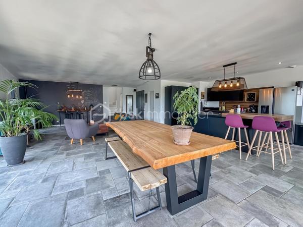 Certaines maisons se visitent. D’autres se vivent.

Dès l’ouverture de la porte, les volumes impressionnent. La lumière circule naturellement dans une spectaculaire pièce de vie d’environ 75 m², où cuisine, salon et séjour se prolongent harmonieusement dans un esprit contemporain, chaleureux et convivial.

Pensée pour une véritable vie de famille, la maison offre également une vraie vie de plain-pied avec une première suite parentale, un vestiaire, des toilettes indépendantes et un grand garage.

À l’étage, chacun profite de son intimité :

• une seconde suite parentale avec dressing, salle de bains et accès à une grande terrasse exposée sud-ouest face aux champs ;
• une vaste chambre avec sa salle d’eau privative ;
• deux chambres supplémentaires disposant chacune de leur propre salle d’eau ;
• des combles aménagés offrant un espace supplémentaire pouvant s’adapter à vos besoins (bureau, salle de jeux, chambre d’appoint…).

Au total, 5 chambres et 5 salles d’eau, une configuration idéale pour une grande famille, une famille recomposée ou pour recevoir famille et amis dans les meilleures conditions.

À l’extérieur, tout est réuni pour profiter pleinement des beaux jours : une grande piscine, plusieurs espaces de détente, un coin repas et un espace lounge créent une véritable atmosphère de vacances à domicile.

Construite en 2021, cette villa bénéficie de prestations actuelles :
✔️ Climatisation gainable au rez-de-chaussée.
✔️ Climatisation par splits à l’étage.
✔️ Menuiseries aluminium et PVC avec double vitrage, dont certaines baies à galandage.
✔️ Excellente performance énergétique (DPE : AA).

À quelques minutes seulement des commerces, des écoles, des transports et des principaux accès, cette maison réunit architecture contemporaine, volumes généreux et qualité de vie au quotidien.

Une visite suffira pour comprendre ce qui la rend différente.

📞 Pour tout renseignement complémentaire ou organiser une visite, contactez-moi directement.