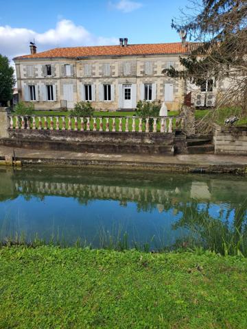 Maison, 10 pièces, surface de 247 m2 sur terrain de 15057 m2, située tout proche de Mirambeau.