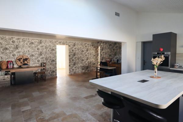 Maison, 10 pièces, surface de 247 m2 sur terrain de 15057 m2, située tout proche de Mirambeau.