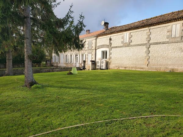 Maison, 10 pièces, surface de 247 m2 sur terrain de 15057 m2, située tout proche de Mirambeau.
