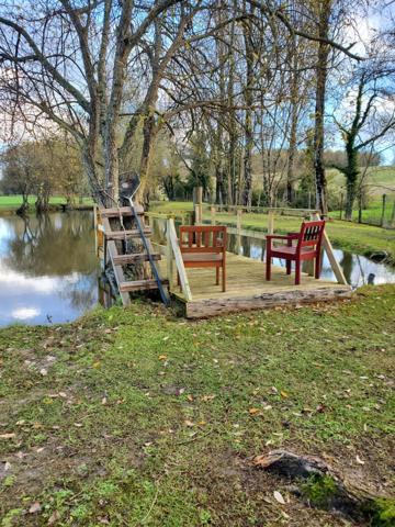 Maison, 10 pièces, surface de 247 m2 sur terrain de 15057 m2, située tout proche de Mirambeau.