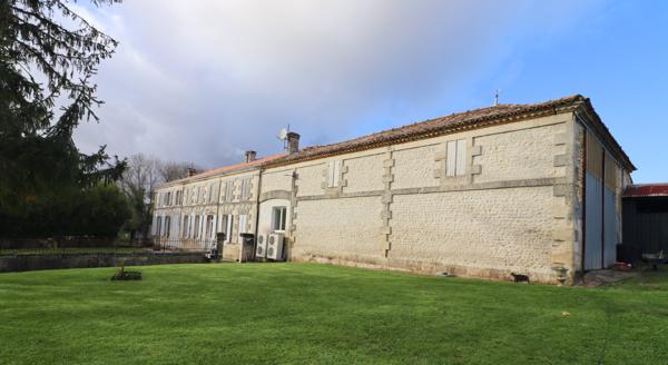 Maison, 10 pièces, surface de 247 m2 sur terrain de 15057 m2, située tout proche de Mirambeau.