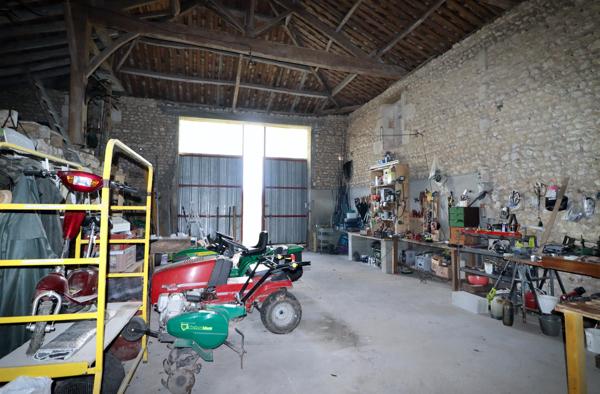 Maison, 10 pièces, surface de 247 m2 sur terrain de 15057 m2, située tout proche de Mirambeau.