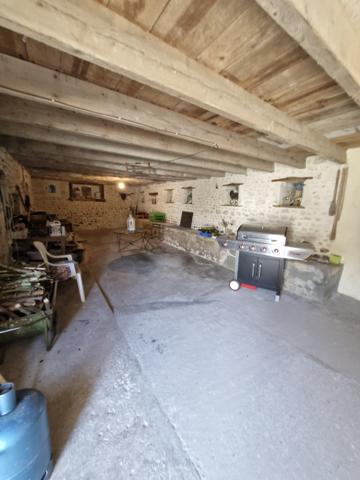 Maison, 10 pièces, surface de 247 m2 sur terrain de 15057 m2, située tout proche de Mirambeau.