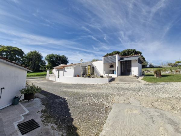 Maison, 10 pièces, surface de 247 m2 sur terrain de 15057 m2, située tout proche de Mirambeau.
