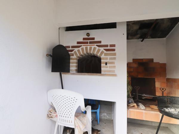 Maison, 10 pièces, surface de 247 m2 sur terrain de 15057 m2, située tout proche de Mirambeau.