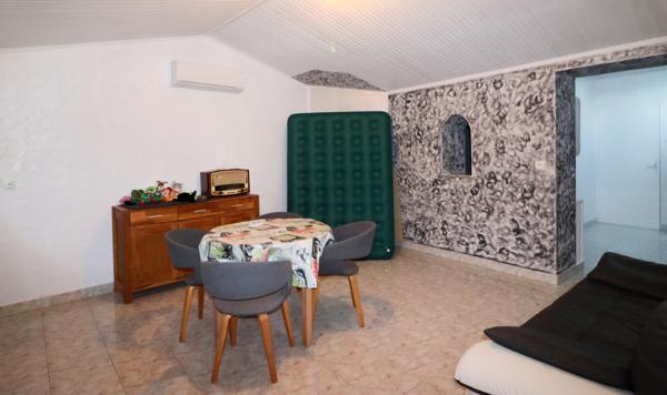Maison, 10 pièces, surface de 247 m2 sur terrain de 15057 m2, située tout proche de Mirambeau.