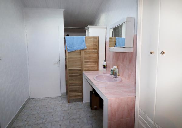 Maison, 10 pièces, surface de 247 m2 sur terrain de 15057 m2, située tout proche de Mirambeau.