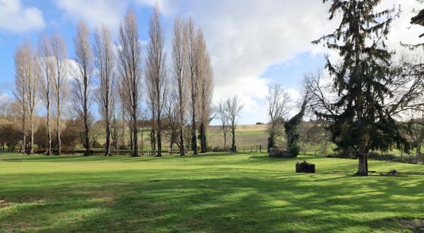 Maison, 10 pièces, surface de 247 m2 sur terrain de 15057 m2, située tout proche de Mirambeau.