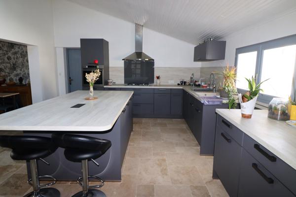 Maison, 10 pièces, surface de 247 m2 sur terrain de 15057 m2, située tout proche de Mirambeau.