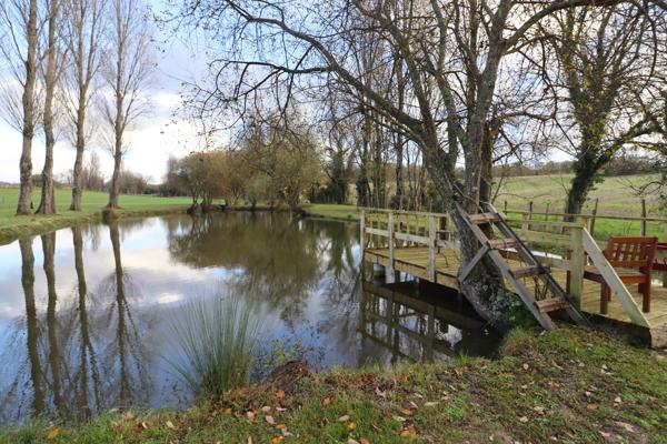 Maison, 10 pièces, surface de 247 m2 sur terrain de 15057 m2, située tout proche de Mirambeau.