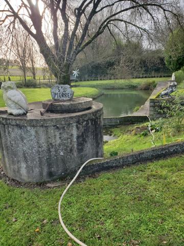 Maison, 10 pièces, surface de 247 m2 sur terrain de 15057 m2, située tout proche de Mirambeau.