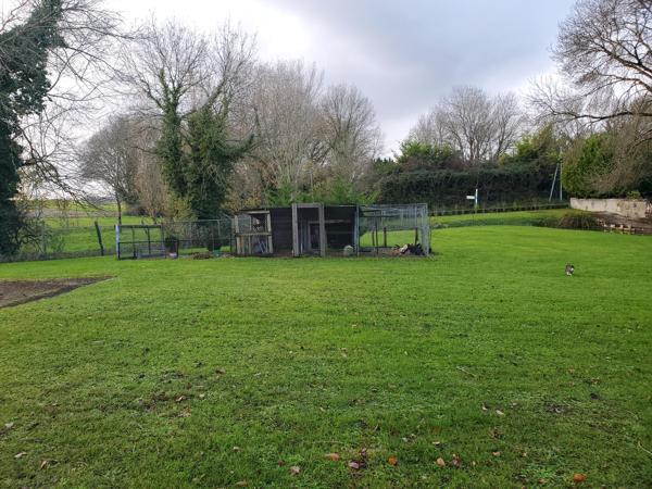Maison, 10 pièces, surface de 247 m2 sur terrain de 15057 m2, située tout proche de Mirambeau.