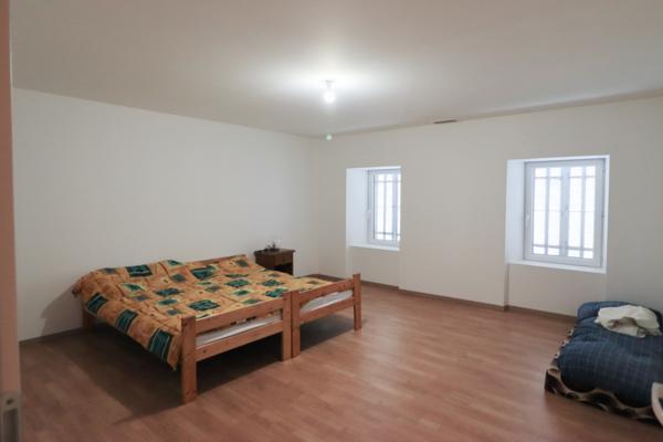 Maison, 10 pièces, surface de 247 m2 sur terrain de 15057 m2, située tout proche de Mirambeau.