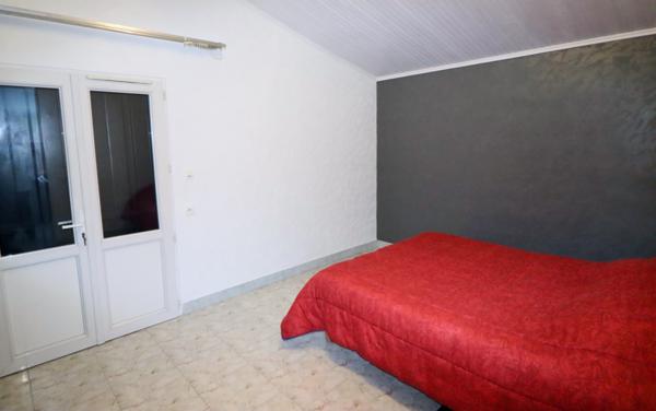 Maison, 10 pièces, surface de 247 m2 sur terrain de 15057 m2, située tout proche de Mirambeau.