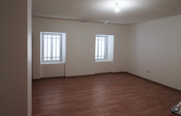 Maison, 10 pièces, surface de 247 m2 sur terrain de 15057 m2, située tout proche de Mirambeau.