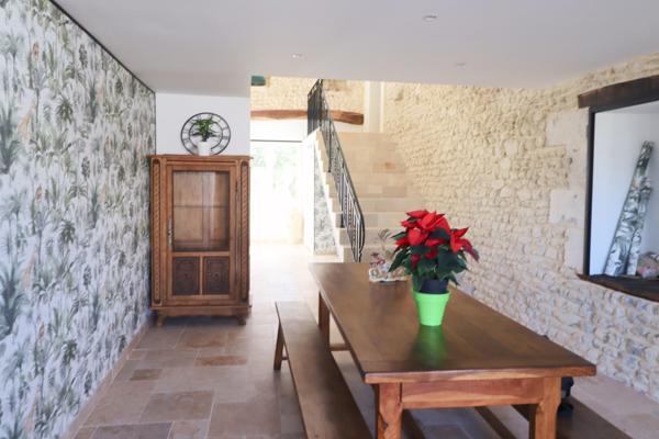 Maison, 10 pièces, surface de 247 m2 sur terrain de 15057 m2, située tout proche de Mirambeau.