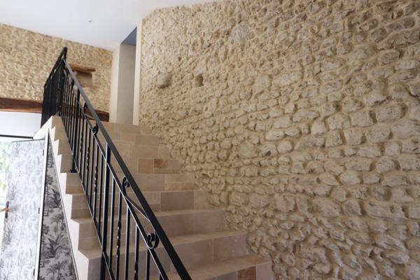 Maison, 10 pièces, surface de 247 m2 sur terrain de 15057 m2, située tout proche de Mirambeau.