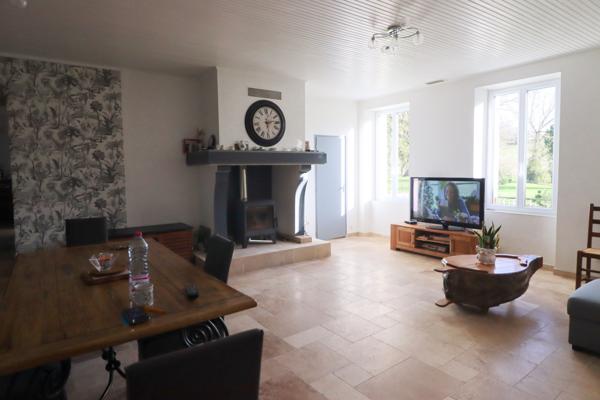 Maison, 10 pièces, surface de 247 m2 sur terrain de 15057 m2, située tout proche de Mirambeau.