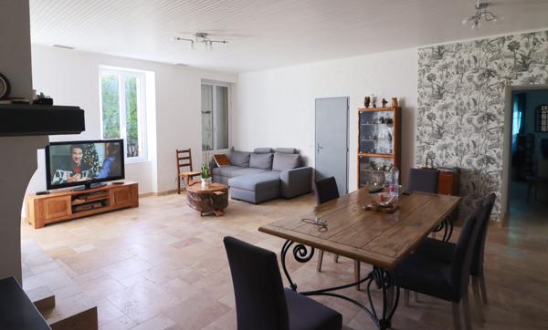 Maison, 10 pièces, surface de 247 m2 sur terrain de 15057 m2, située tout proche de Mirambeau.