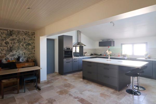 Maison, 10 pièces, surface de 247 m2 sur terrain de 15057 m2, située tout proche de Mirambeau.