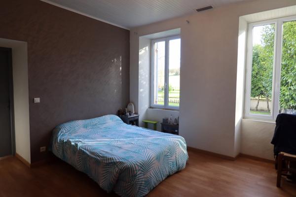 Maison, 10 pièces, surface de 247 m2 sur terrain de 15057 m2, située tout proche de Mirambeau.
