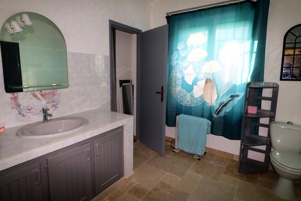 Maison, 10 pièces, surface de 247 m2 sur terrain de 15057 m2, située tout proche de Mirambeau.