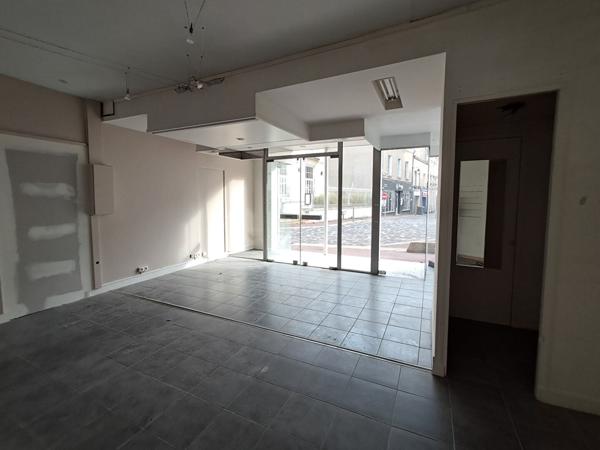 86200 LOUDUN Local commercial Loudun 3 pièce(s) 60 m2