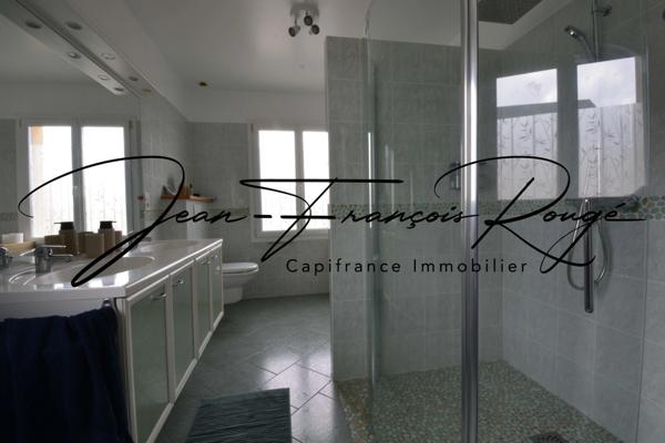 Saint-Marcouf, à 200 mètres de la plage, maison de qualité avec de beaux volumes et une vie de plain-pied !!!