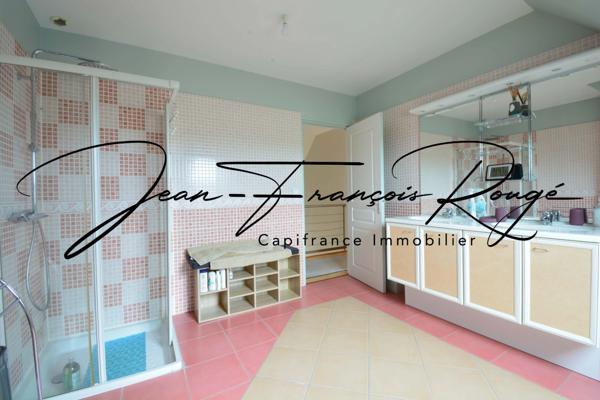 Saint-Marcouf, à 200 mètres de la plage, maison de qualité avec de beaux volumes et une vie de plain-pied !!!