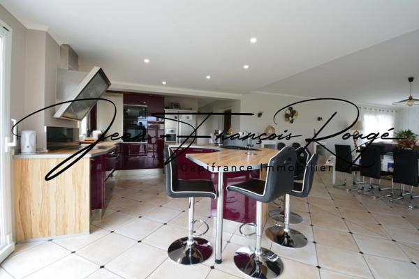 Saint-Marcouf, à 200 mètres de la plage, maison de qualité avec de beaux volumes et une vie de plain-pied !!!