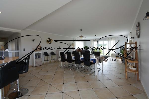 Saint-Marcouf, à 200 mètres de la plage, maison de qualité avec de beaux volumes et une vie de plain-pied !!!