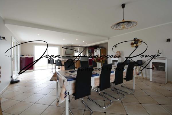 Saint-Marcouf, à 200 mètres de la plage, maison de qualité avec de beaux volumes et une vie de plain-pied !!!