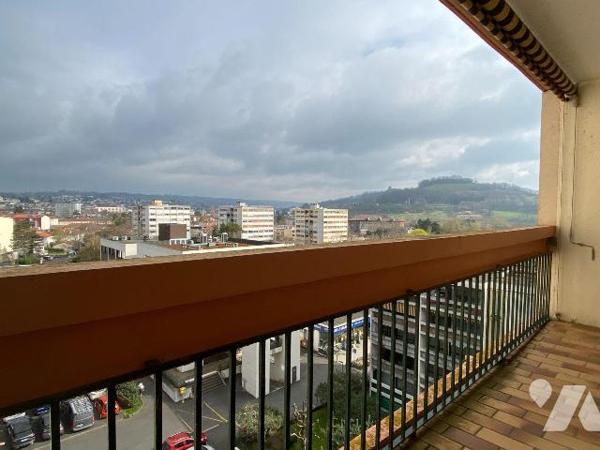AURILLAC, Marmiers, appartement de type 2P situé au septième étage, d'une surface de 48 m², com...