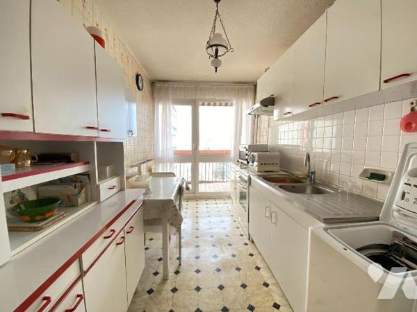 AURILLAC, Marmiers, appartement de type 2P situé au septième étage, d'une surface de 48 m², com...