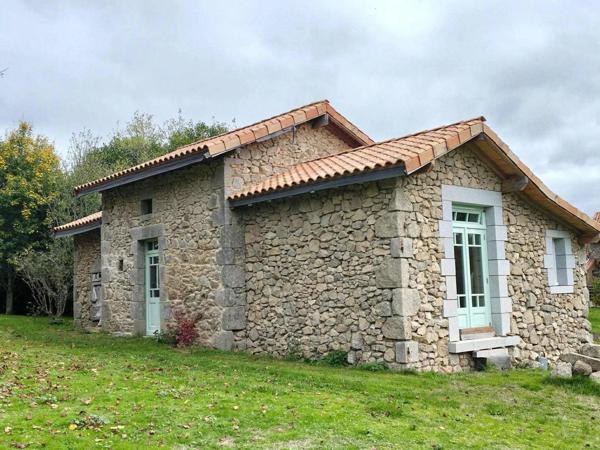 Maison en pierre avec grange et possibilité de gîtes – Piégut-Pluviers (Dordogne)