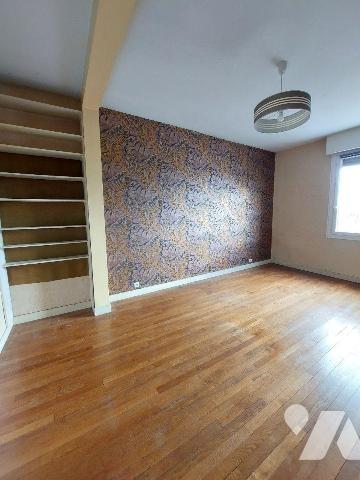 À VENDRE - RENNES (35) - Au troisième étage d'une résidence SANS ascenseur datant de 1955, ce T...