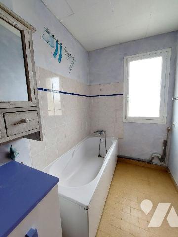 À VENDRE - RENNES (35) - Au troisième étage d'une résidence SANS ascenseur datant de 1955, ce T...