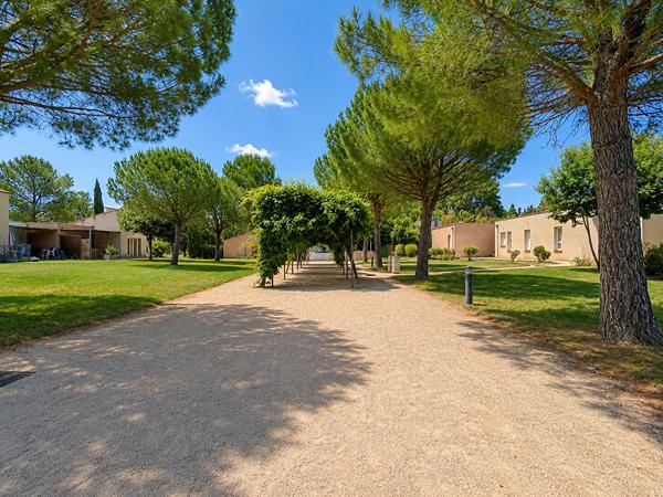 Aix la Duranne  - À louer - T3 rénové de 67 m²  meublé  avec terrasse, piscine