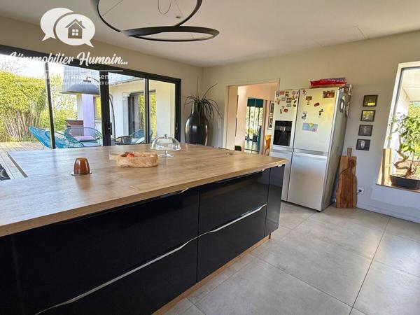 CONTEMPORAINE, VOLUMES RARES, JARDIN PAYSAGER, 20 MIN DE ROUEN 824 000 €